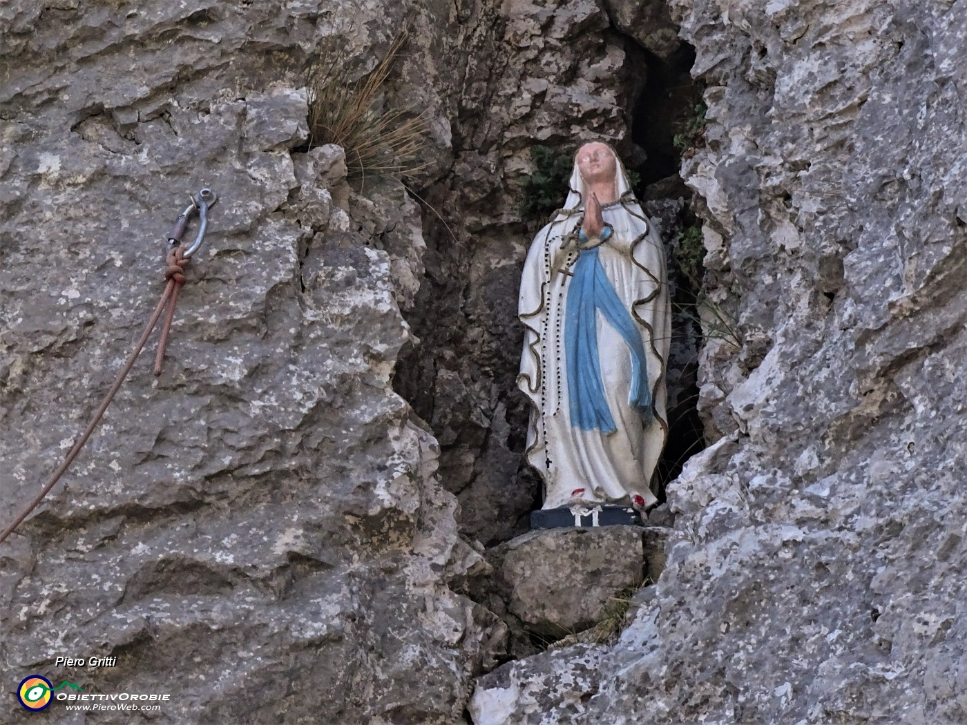 17 Madonnina posta tra le rocce.JPG